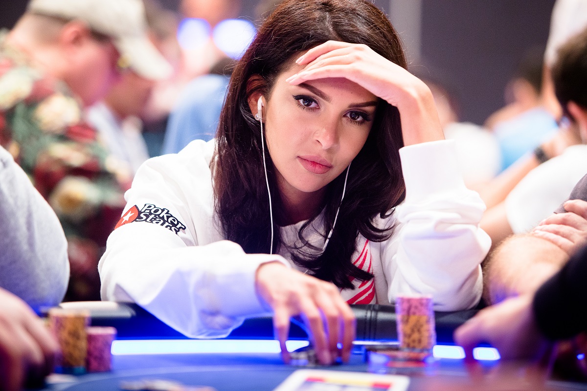 Самые красивые финки Сара Шафак покер Sara Chafak poker изображение с сайта www.HeiHei.website