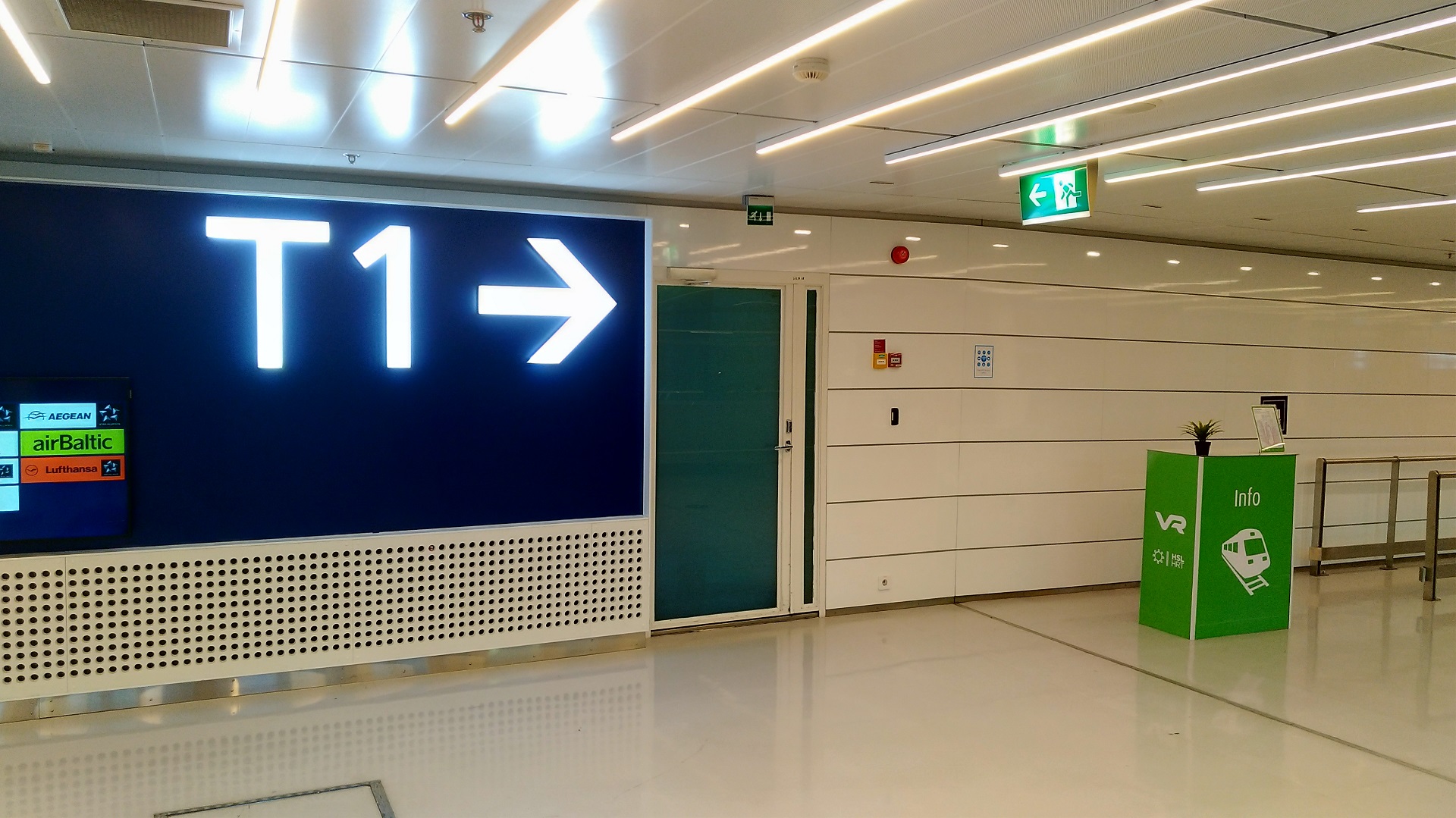 Helsinki Vantaa Airport sign to Т1 Vantaa Airport image from site www.heihei.website
