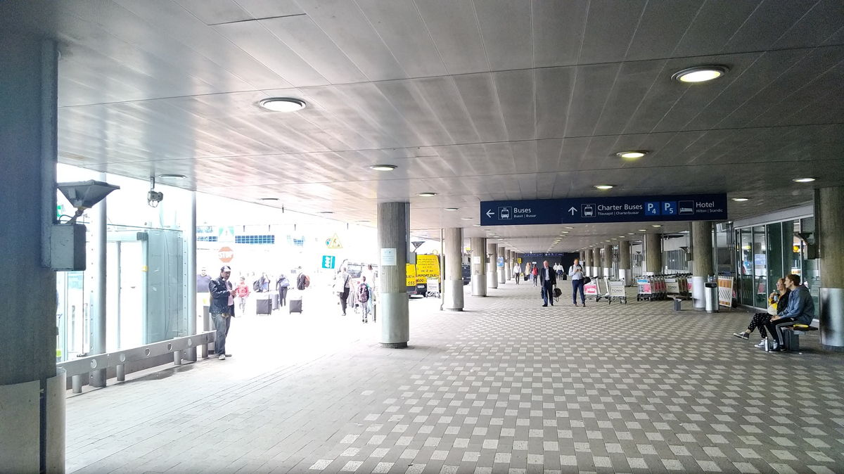 Bussipysäkki Lux Express Express Express Helsingin lentokentällä

