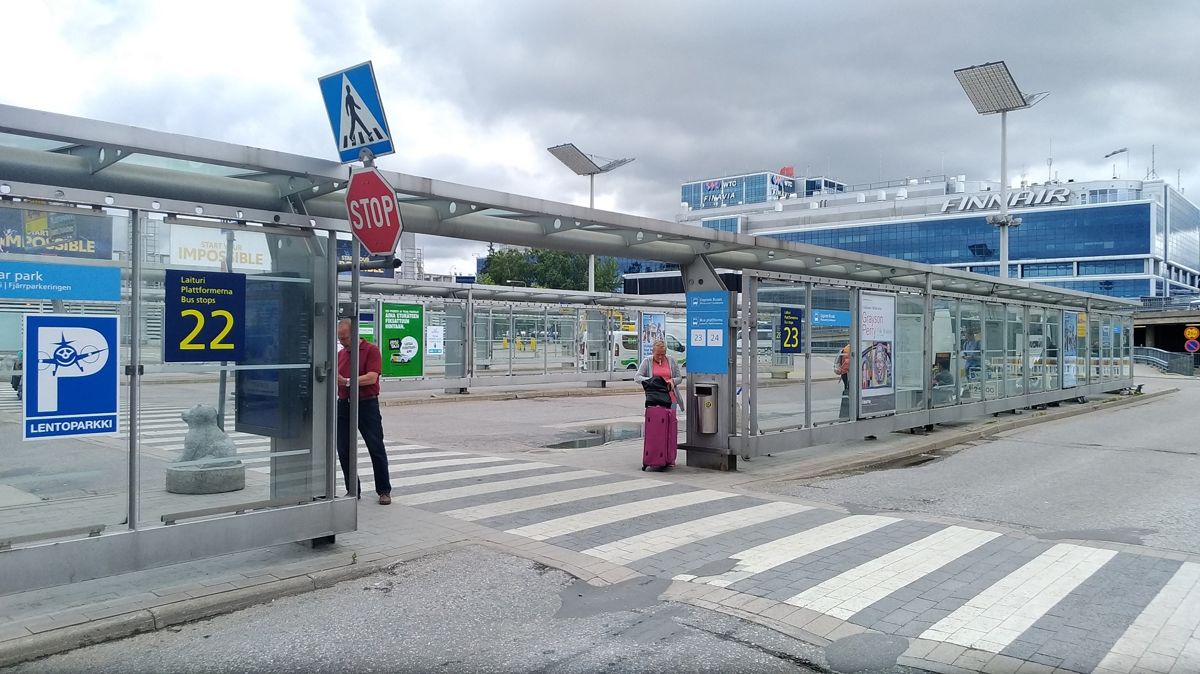 Bussipysäkki Lux Express Express Express Helsingin lentokentällä

