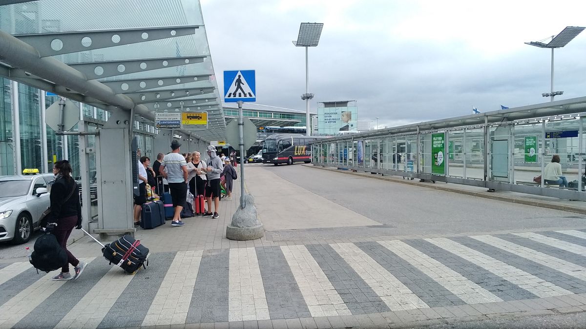 Bussipysäkki Lux Express Express Express Helsingin lentokentällä
