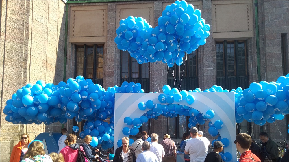 Вокзал Хельсинки раздача воздушных шариков с номерами пригородных зон
        www.heihei.website