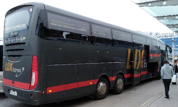 Остановка автобуса Lux Express люкс экспресс в аэропорту Хельсинки
            Вантаа изображение с сайта www.heihei.website