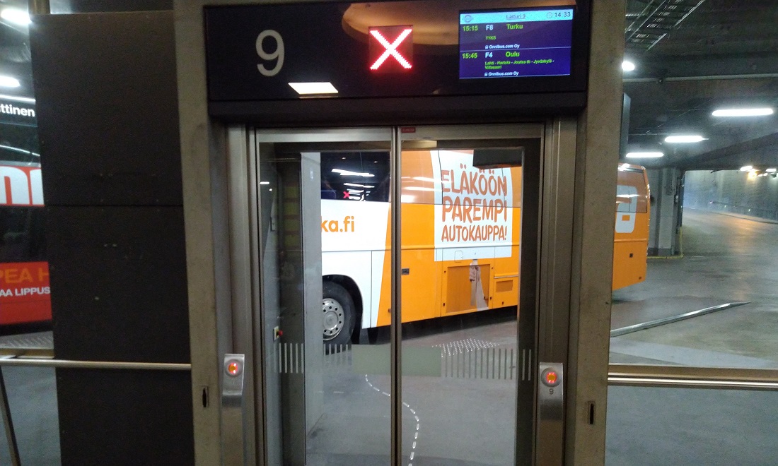 остановка автобуса Lux Express на автовокзале Камппи Хельсинки Финляндия изображение с сайта www.HeiHei.website