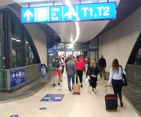 Lux Express bus stop in Helsinki airport Vantaa image from www.HeiHei.website