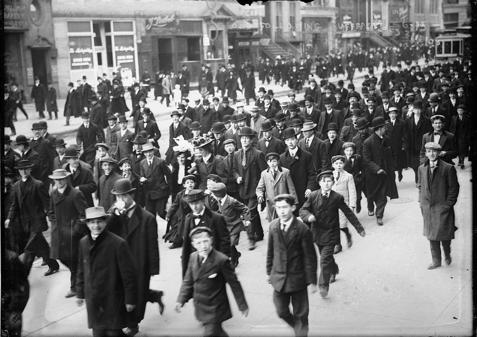 Толпа окружила марш суфражисток в Нью-Йорке в 1908 году www.heihei.website